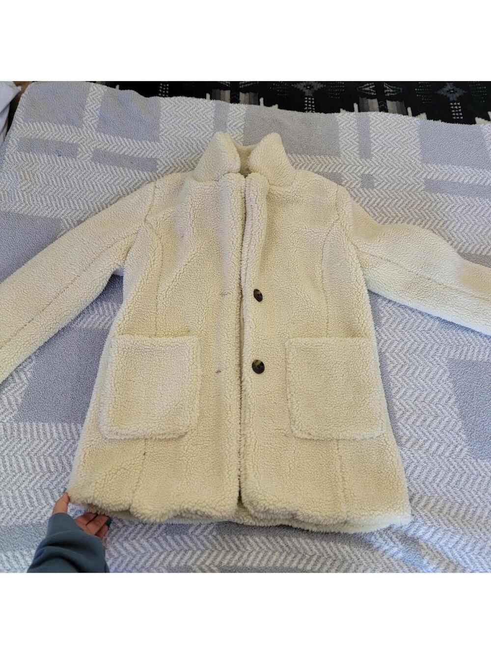 Cream faux fur jacket in a M #fauxfur #cozy